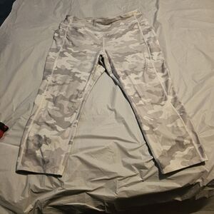 Athleta Women's Grey and White Leggings 7/8 Length Size 2x